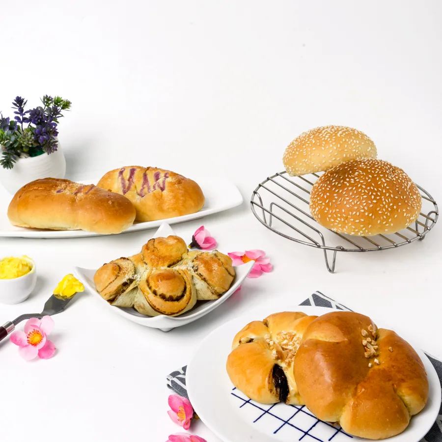 Aneka bakery Roti MOX tersusun di etalase