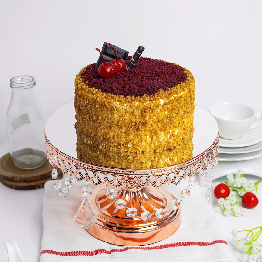 Cake ulang tahun Roti MOX dengan dekorasi perayaan