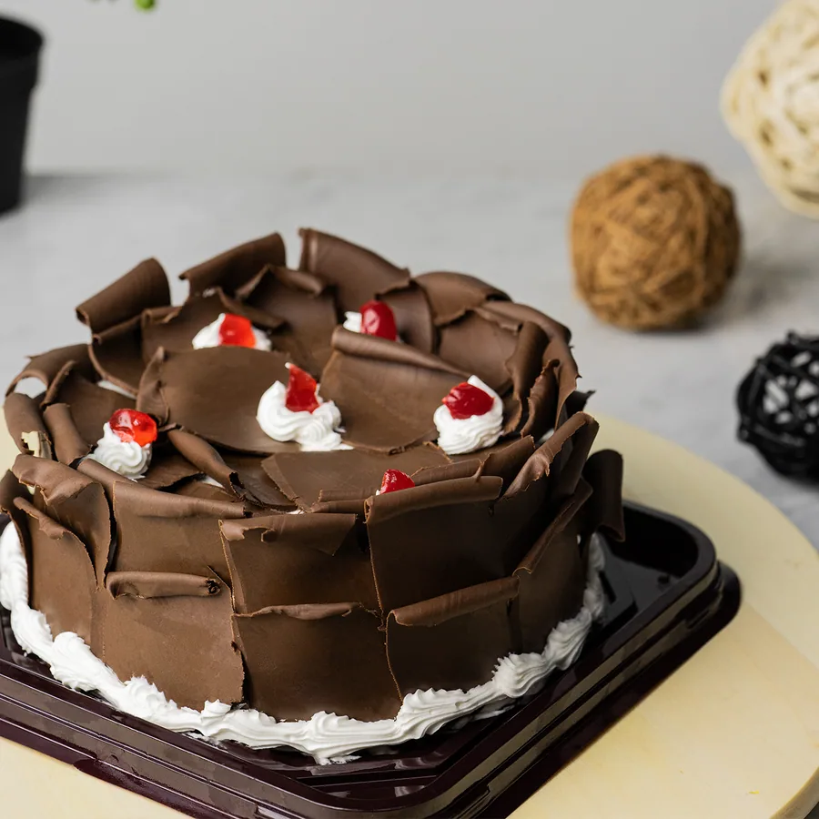 Black Forest Roti MOX dengan cokelat serut dan cherry