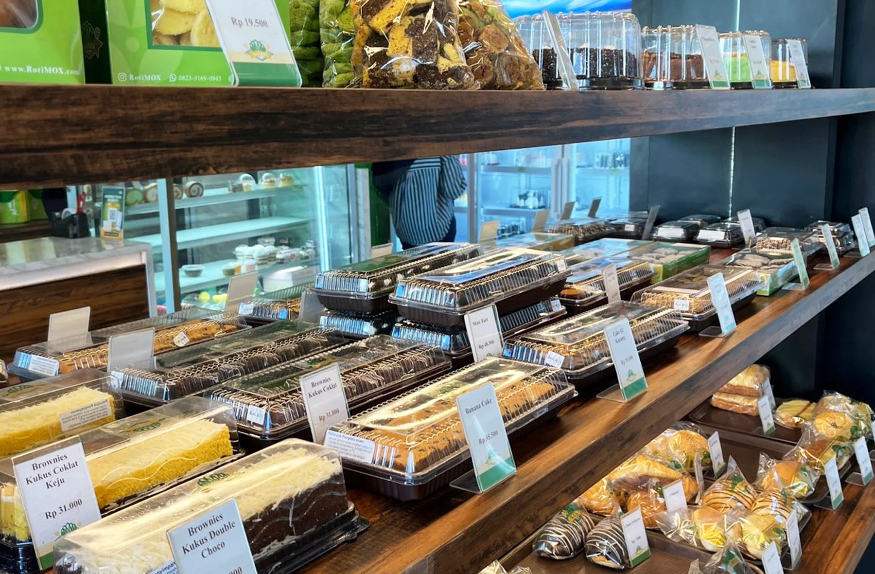 Etalase produk di gerai Roti MOX Betro